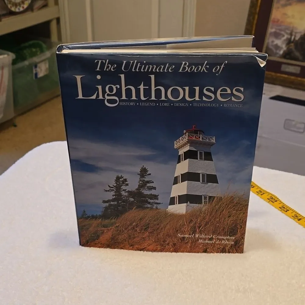 The Ultimate Book of Lighthouses – Illustrated Coastal History - Picture 2 of 16